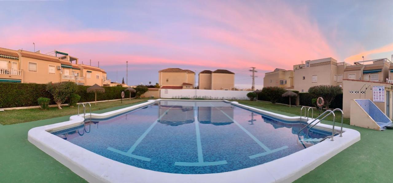 Holiday House Torrevieja Buitenkant foto
