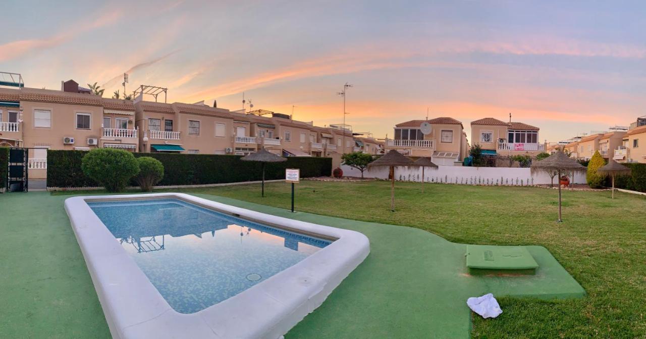 Holiday House Torrevieja Buitenkant foto